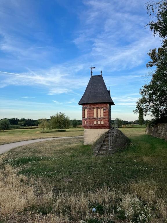"Ferienwohnung Am Schloss" - Ferienwohnung Mit Blick Auf Das Barbyer Schloss, 5 Gehminuten Bis Zur Elbe エクステリア 写真