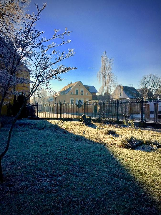 "Ferienwohnung Am Schloss" - Ferienwohnung Mit Blick Auf Das Barbyer Schloss, 5 Gehminuten Bis Zur Elbe エクステリア 写真